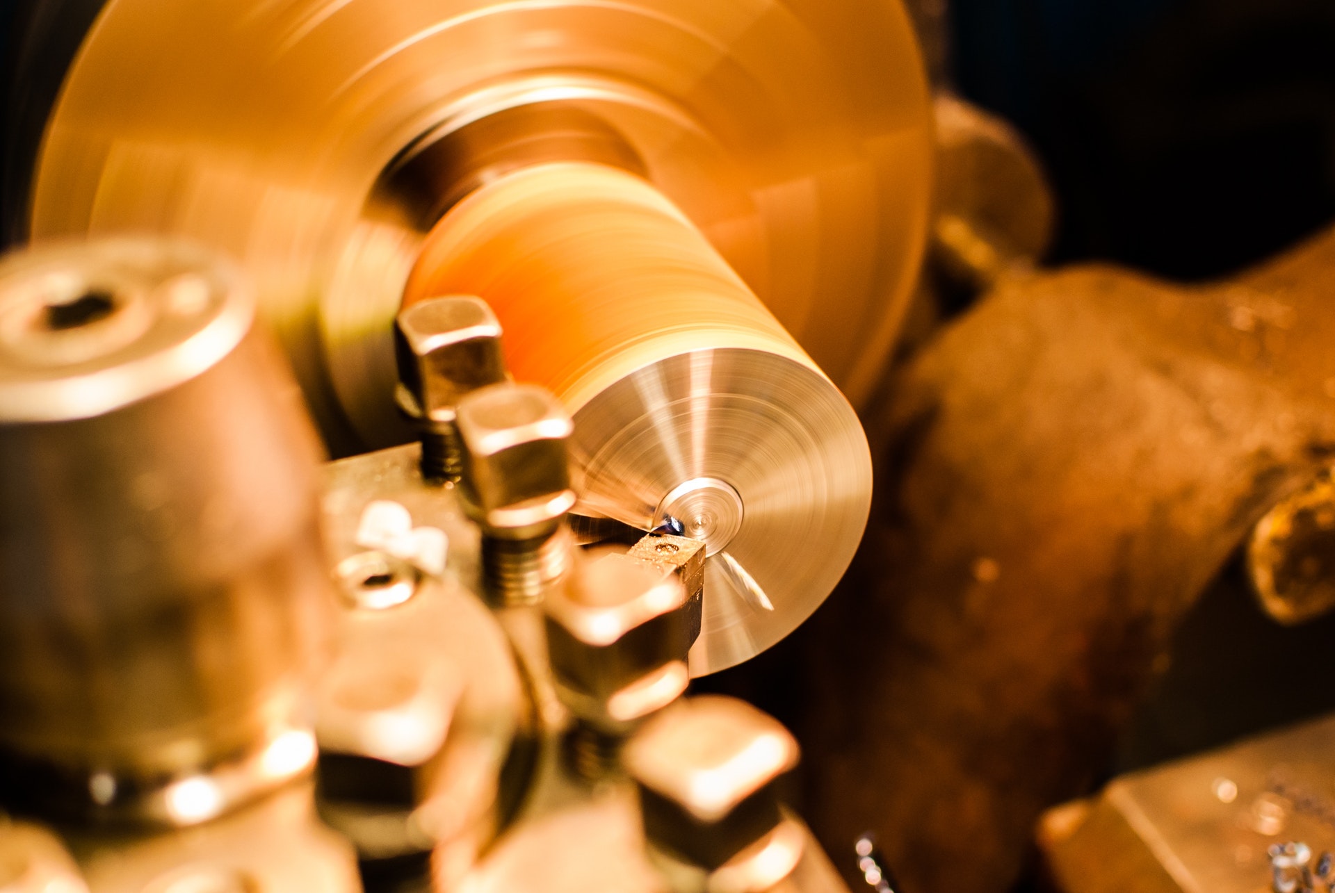 Heavy component machining in an engineering workshop