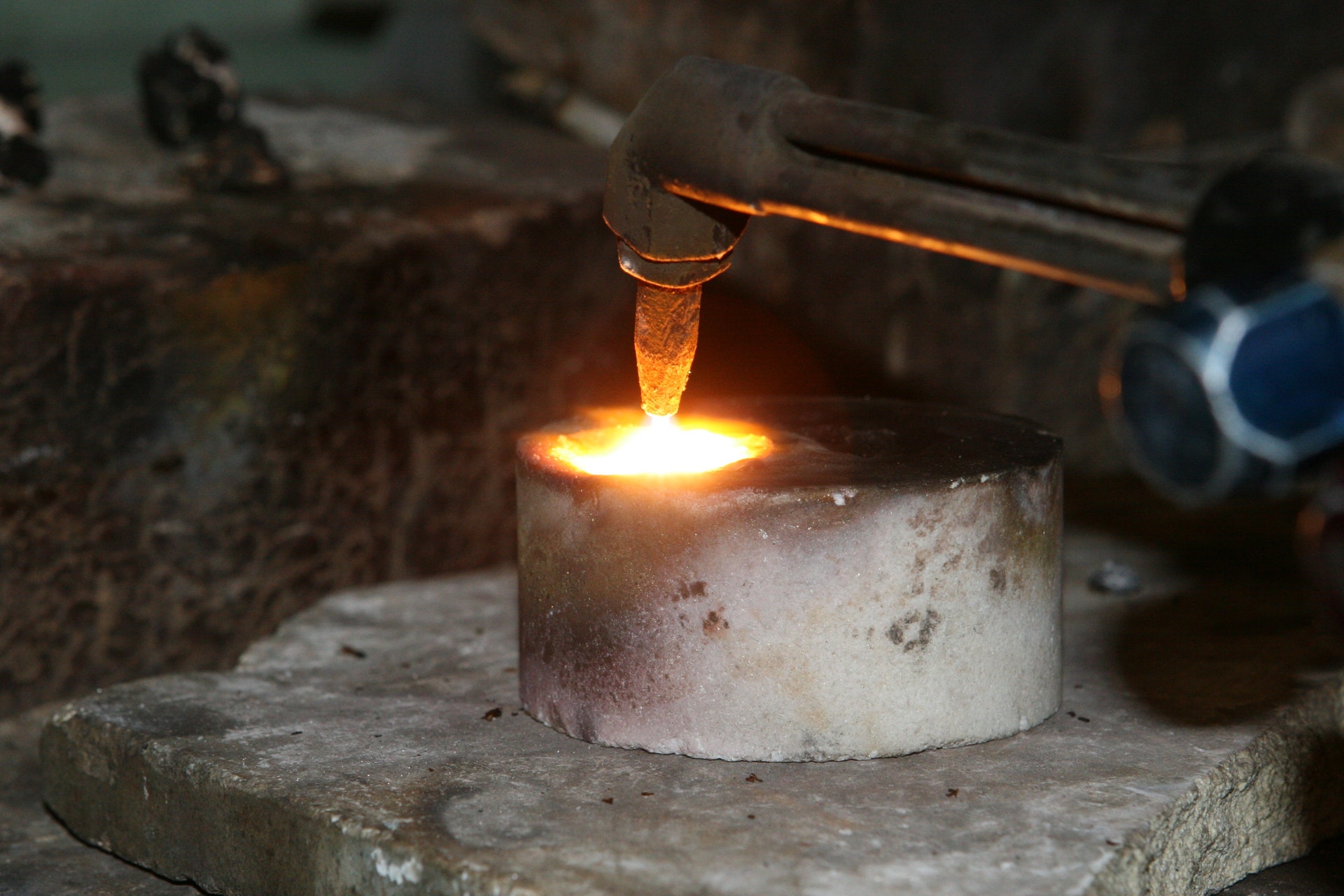 Hot-metal fabrication process in a workshop