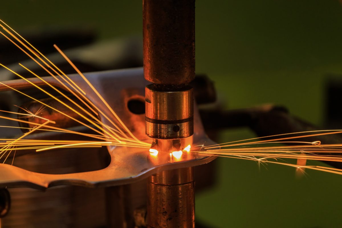 Resistance spot welding process with visible sparks